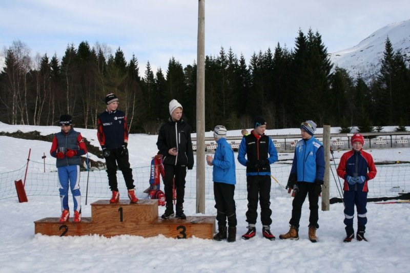 Premieutdeling klasse gutar 13 år for sprinten på krinscupavslutninga. Foto: Nordfjord Team
